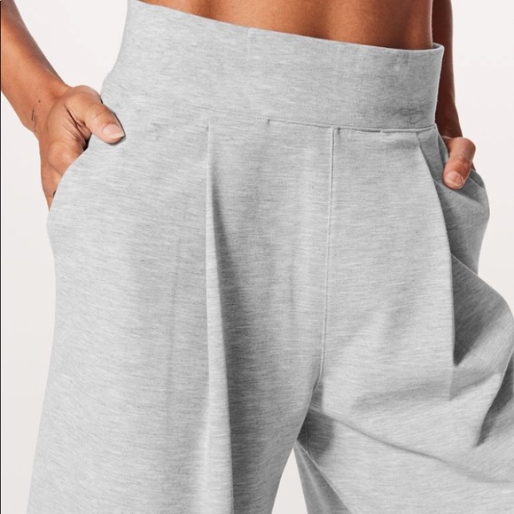 NWT LULULEMON CAN YOU FEEL THE PLEAT CROP GREY - Picture 2 of 7